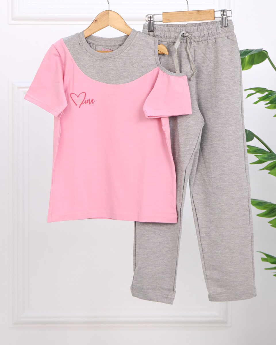 IMG_1544 ست تیشرت پنبه ای و شلوار طرح قلب دخترانه 1510 - Image 1