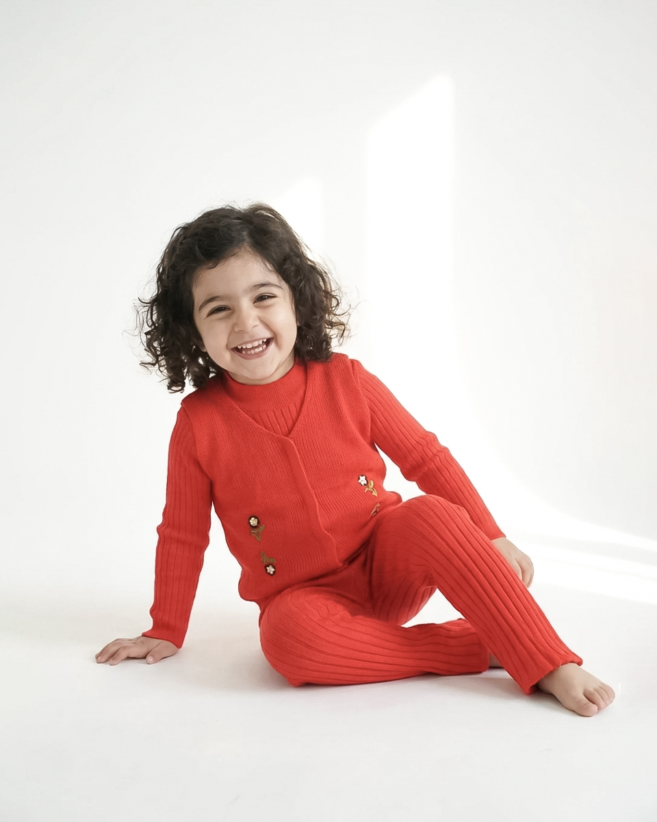 Untitled-8 ست سه تکه ژیله و بلوز و شلوار بافت بچه گانه 1478 - Image 1